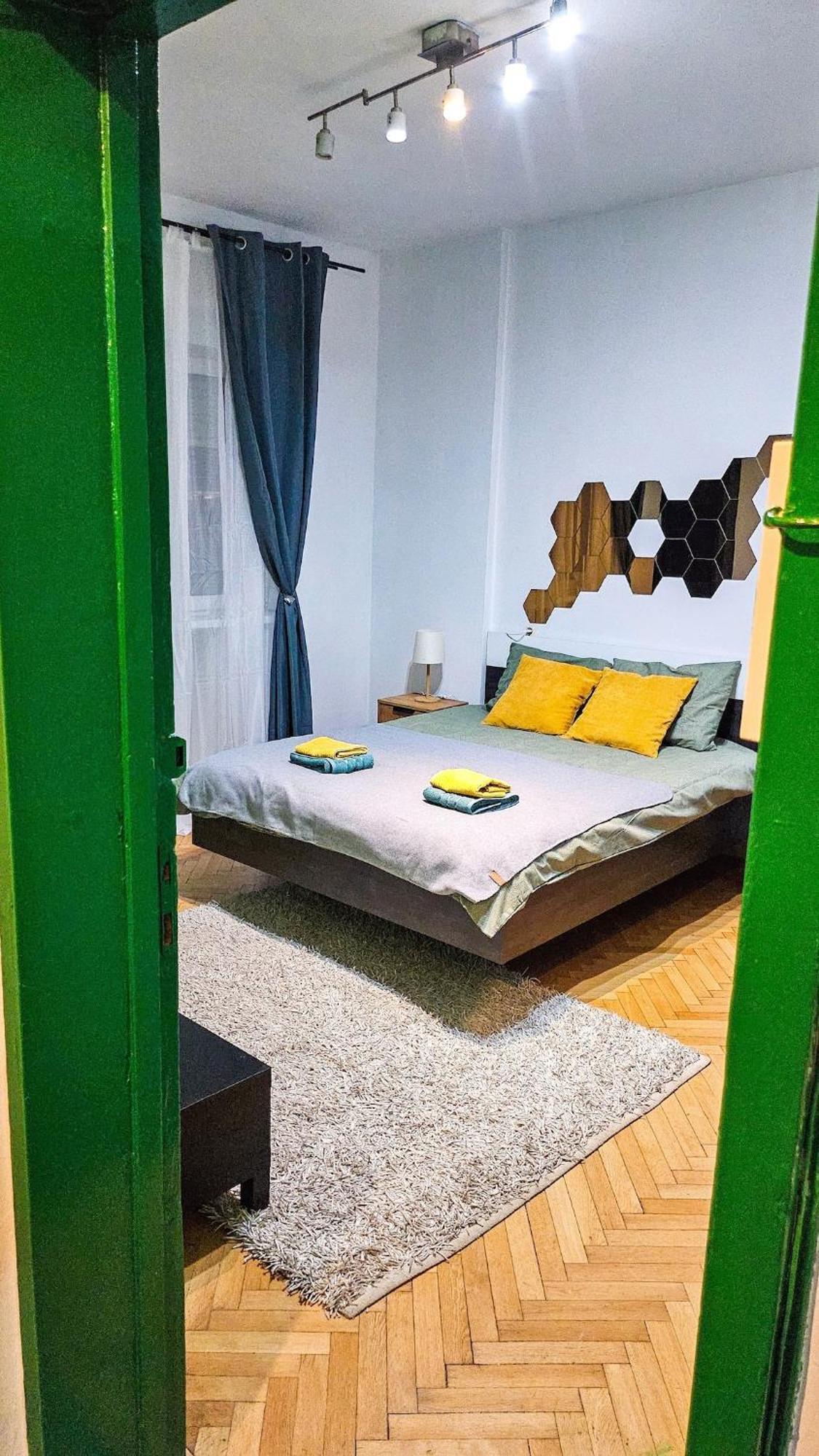 Downtown National Theatre, Square Apartament Bucureşti